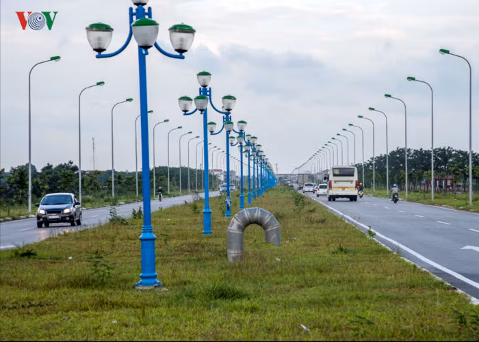 Tuyến đường trục đô thị Mê Linh dài khoảng 15 km, có tổng mức đầu tư trên 2.300 tỷ đồng, được thông xe giữa năm 2016.