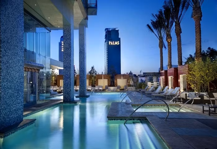 4. Khách sạn Palms, Las Vegas Palms luôn nổi tiếng là một khách sạn dành riêng cho người giàu có. Khách sạn này có thang máy cá nhân, giường xoay, phòng tập thể dục, nhà tắm hơi và quầy bar sẽ cho bạn cơ hội được trải nghiệm cuộc sống sang chảnh, vương giả bậc nhất trên thế giới.