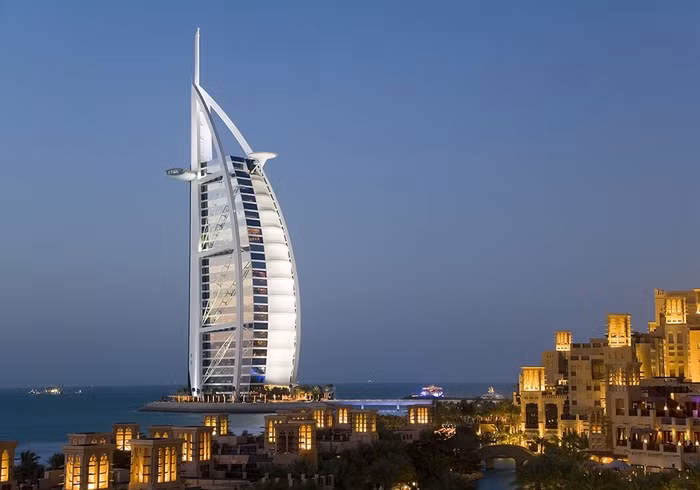 7. Khách sạn Burj Al Arab Hotel, Dubai Được thiết kế trông giống như một cánh buồm đang giương cao, kiến trúc tuyệt đẹp đã làm cho Burj Al Arab ở Dubai trở thành một trong những khách sạn được chụp ảnh nhiều nhất trên thế giới. Tất cả các phòng trong khách sạn này đều sang trọng bậc nhất, chưa còn có cả sân bay trực thăng và sân tennis treo lơ lửng. Dịch vụ chăm sóc khách hàng ở đây rất nghiêm túc và chuyên sâu, bạn có thể yêu cầu chăm sóc 24/7 và khách sạn cũng dùng xe Rolls Royce để phục vụ nhu cầu đi lại của khách hàng.