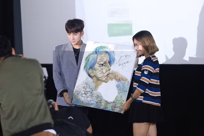 Sơn Tùng dành tặng bức tranh đặc biệt cho fan.