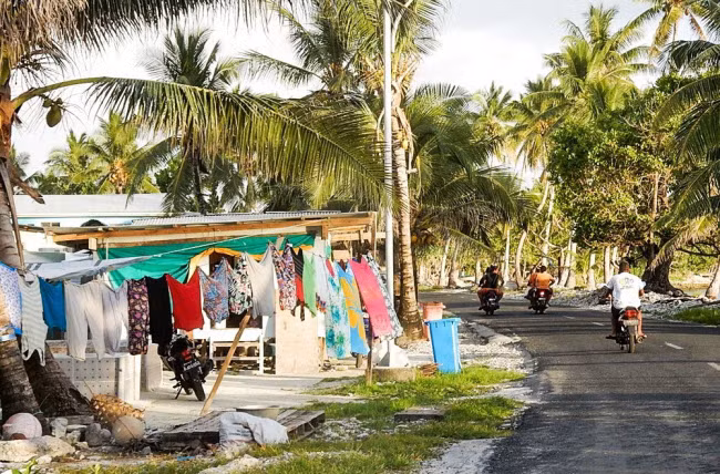 Tuvalu (Diện tích: 26 km2; Dân số: 10.959 người) Tuvalu là một trong những quốc gia nhỏ nhất và nghèo nhất trên thế giới. Tình hình kinh tế của quốc đảo nhỏ bé này có thể trở nên tồi tệ hơn, nếu Tuvalu không được cấp tên miền internet .tv, giúp mang lại hàng triệu USD cho ngân sách.