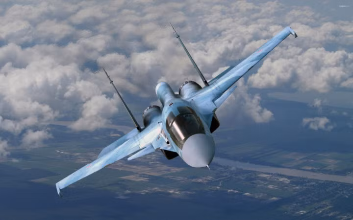 Sukhoi Su-34 là loại chiến đấu cơ đa nhiệm của Nga được trang bị nhiều loại bom khác nhau, trong đó có bom thông minh cùng các loại tên lửa không đối không và không đối đất. Ảnh: Không quân Nga.