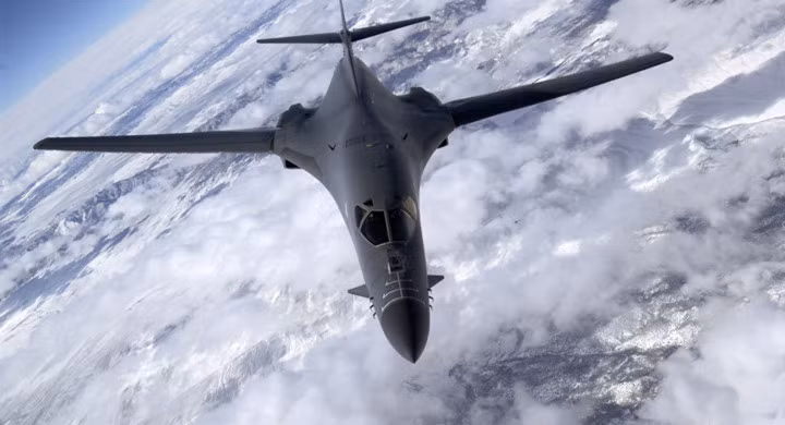 B1-B Lancer là máy bay ném bom tầm xa chiến lược của Mỹ có khả năng mang theo nhiều loại bom truyền thống cùng tên lửa hạt nhân tầm ngắn. Ảnh: Không quân Mỹ