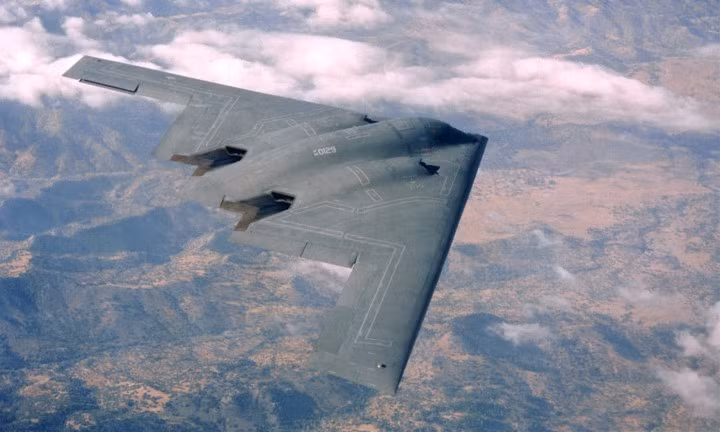B-2 Spirit là oanh tạc cơ tàng hình chiến lược tầm xa của Mỹ có khả năng vượt qua lưới phòng thủ dày đặc của đối phương để ném bom tiêu diệt mục tiêu. Ảnh: Không quân Mỹ