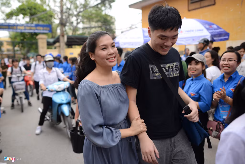 Chiều 22/6, thí sinh cả nước làm bài môn Toán theo hình thức trắc nghiệm. Theo số liệu thống kê của Bộ GD&amp;ĐT, thí sinh dự thi môn Toán chiều nay là hơn 858.000 em, cao hơn số dự thi môn Ngữ văn khoảng 20.000 thí sinh.