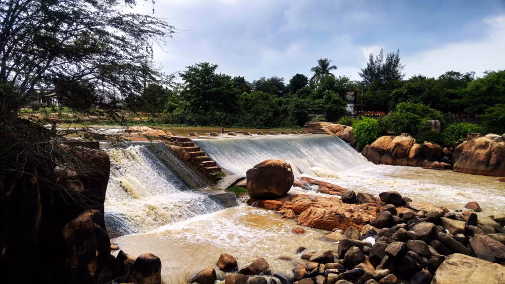 Chúng tôi nhanh chóng đến La Gi - Bình Thuận, trên đường vô tình ghé một thác nước rất đẹp, chính xác hơn là nhà máy nước Lagi. Nhìn từ xa, nhà máy nước giống như một dòng thác trắng xóa trên dông sông Dinh.