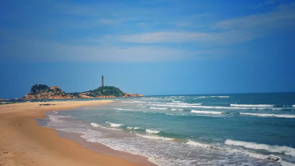 Sau khi dùng cơm trưa tại Phan Thiết, chúng tôi tiếp tục di chuyển về Mũi Né, Bàu Trắng. Cung đường Hòa Thắng đẹp tuyệt vời như dải lụa từ trên trời rơi xuống, phía xa xa là hải đăng Kê Gà, ngọn hải đăng cổ nhất Đông Nam Á với hơn 100 năm tuổi.