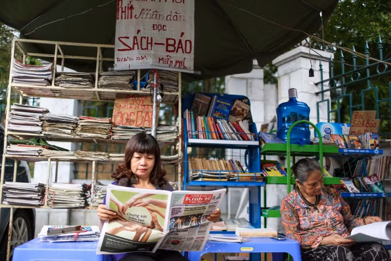 Quầy sách báo do bà Dung lập nên như một nét văn hóa mới ở khu vực. Tại đây, người đọc không chỉ có thêm thông tin, kiến thúc xã hội mà còn trở nên gần gũi nhau hơn.