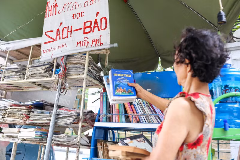 Kệ báo của bà mở cửa hàng ngày từ 6 giờ 30 sáng đến tận 22 giờ đêm. Không chỉ người cao tuổi, nhiều bạn trẻ cũng thích thú với quầy báo này.