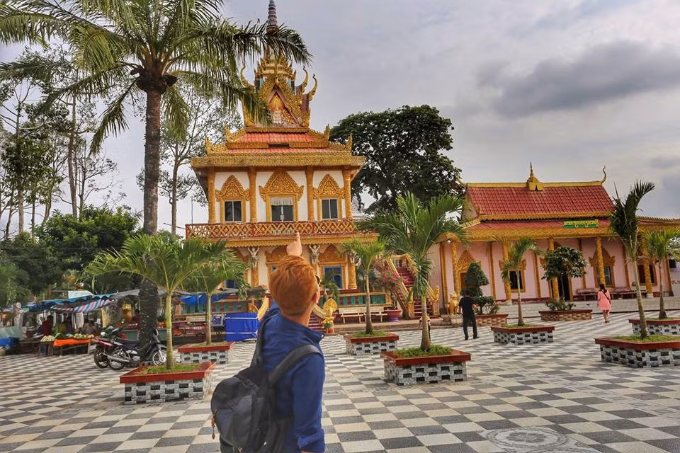 Cũng như các ngôi chùa khác của người Khmer, chùa Chén Kiểu bao gồm chánh điện, nhà hội và tháp bảo, nơi để sách kinh dạy học. Do khan hiếm gạch men để trang trí nên các vị sư đã vận động nhân dân thu gom các mảnh chén, đĩa kiểu để ốp lên tường. Mặt sau chính điện là một mảng tường đắp nổi bởi nhiều chén, dĩa kiểu trông rất đẹp mắt và sắc sảo.