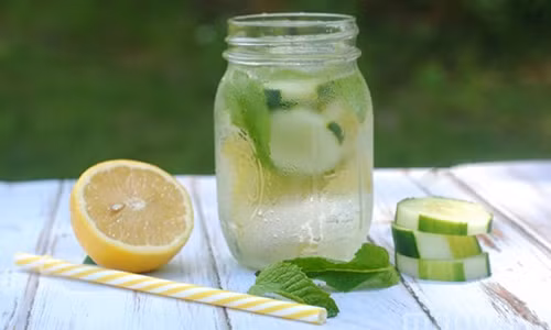 Uống nước detox dưa chuột . Ảnh minh họa.