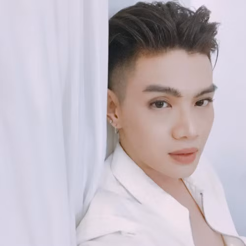 Mới đây, trong một bài phỏng vấn, Đào Bá Lộc đã chính thức thừa nhận mối tình với một nam MC, danh hài và người này đã có vợ.