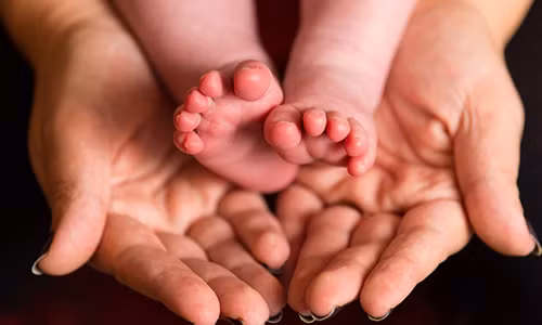 Người mẹ nên cho bé ngủ chung ít nhất tới 3 tuổi. Ảnh: Telegraph.