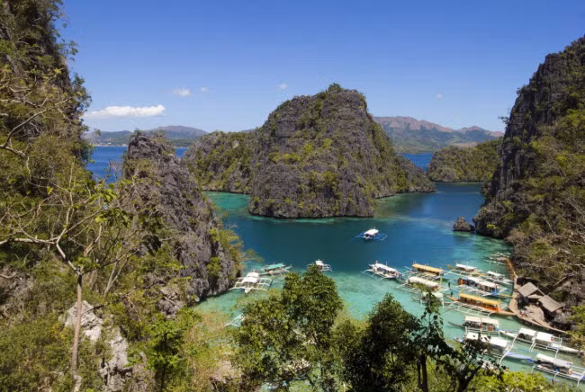Đảo Coron, Philippines: Hòn đảo nổi tiếng với những bãi biển đẹp. “Nơi đây có nhiều hồ nước trong xanh và bãi biển đẹp”, Katharine Cortes, người sáng lập blog Tara Lets Anywhere, đánh giá. “Giá phòng chỉ từ 10 đến 12 USD/đêm, trong khi suất ăn chỉ khoảng 1 đến 2 USD”.