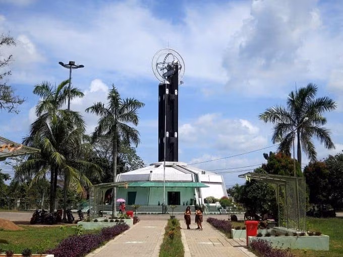 Tượng đài xích đạo, Bắc Pontianak, Indonesia: Chính quyền dựng tượng đài này vào năm 1991 để đánh dấu đường xích đạo, dựa trên tính toán của một nhà địa lý người Hà Lan khi ông tới Borneo năm 1928. Ảnh: Wonderful Indonesia.