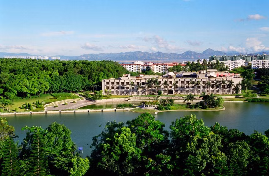 Hiện tại, trường là nơi học tập của hơn 34.000 sinh viên chính quy (27.000 sinh viên hệ đại học, 6.000 người hệ cao học và khoảng 1.500 người học tiến sĩ).