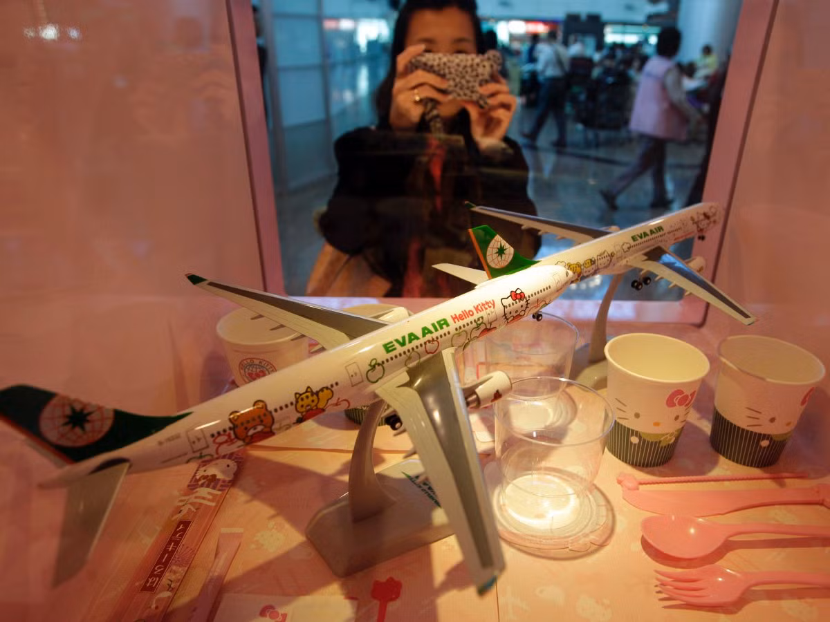 Đồ dùng trong bữa ăn đều được “khoác” lên lớp áo in hình Hello Kitty.