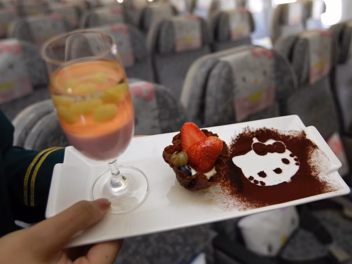 Và tất nhiên không thể thiếu những món có tạo hình chú mèo Hello Kitty.