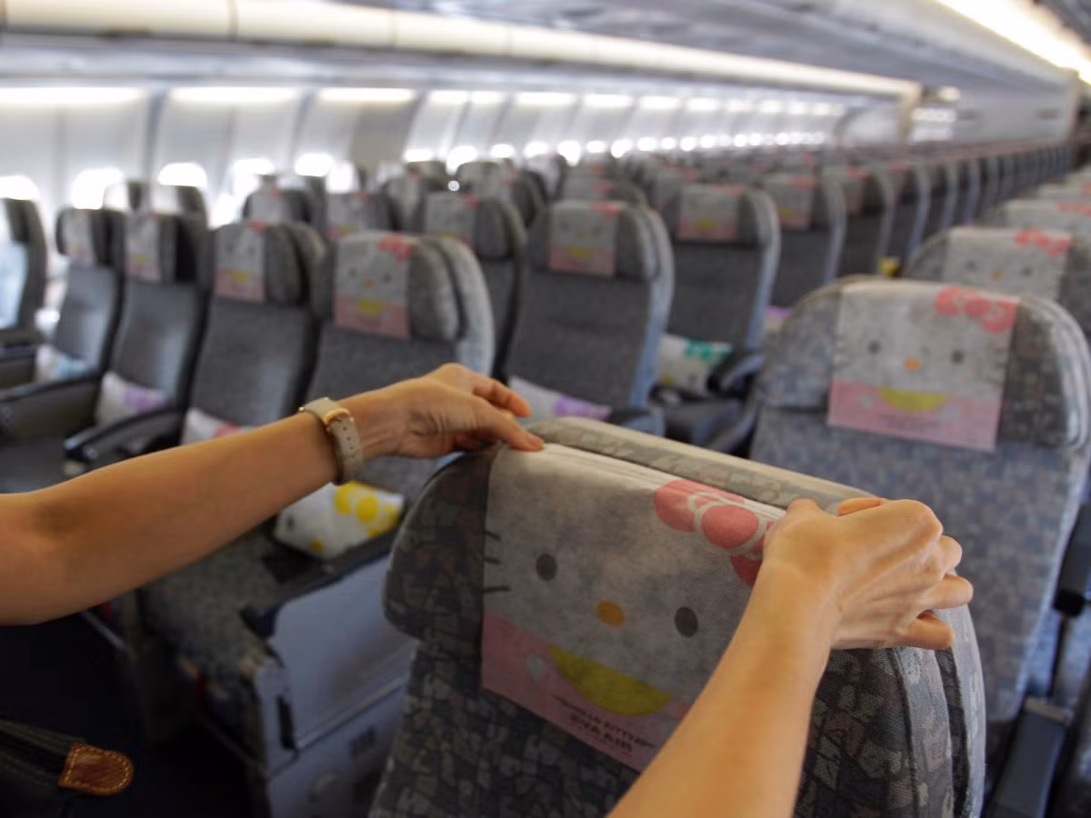 Trong máy bay, hình Hello Kitty phủ kín mọi ngóc ngách.