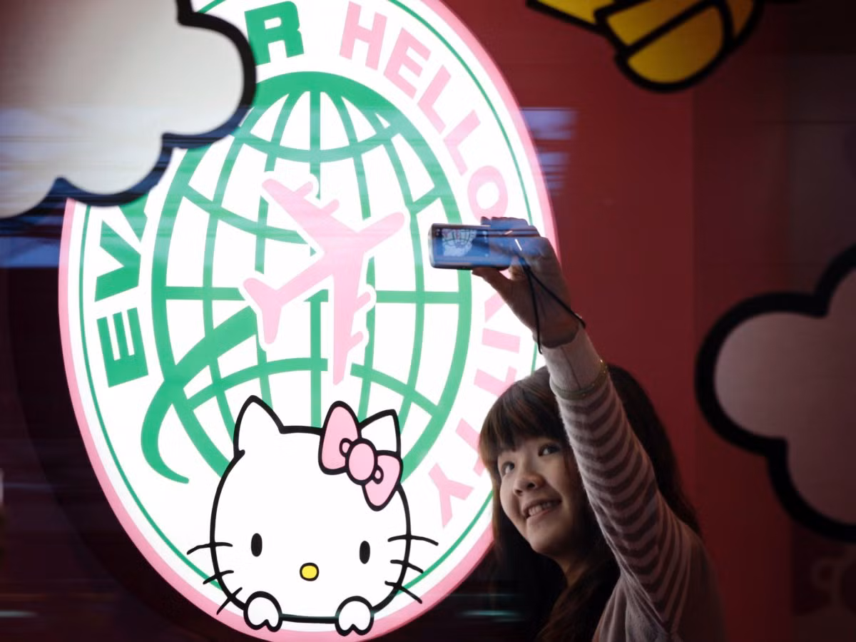 Quầy check-in tự động cũng tràn ngập 1 sắc hồng “xì-tin”.