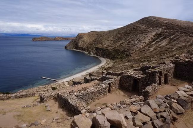 2. Lake Titicaca, Bolivia Theo truyền thuyết của người Incas, thành phố Lake Titicaca từng được gọi là Wanaku, nơi cất giấu vàng của các nhà vua Tây Ban Nha, nhưng kho báu này bị thất lạc theo thời gian. Sau khoảng 200 lần lặn, các thành viên của nhóm Akakor Geographical Exploring đã phát hiện một số cổ vật như tượng đá, trang sức vàng, hài cốt và phương tiện của thành phố bị lãng quên.