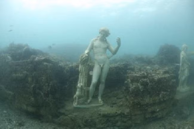 5. Baiae, Italy Thành phố cổ từ thời La Mã từng là khu nghỉ dưỡng của những người giàu có và nổi tiếng, với nhiều dòng suối nước nóng. Khi nước biển dâng, Baiae dần bị nhấn chìm và du khách tìm các thành phố khác để nghỉ ngơi. Nhiều bức tượng nguyên vẹn và dấu tích của các công trình vẫn được tìm tại thành phố dưới biển này.