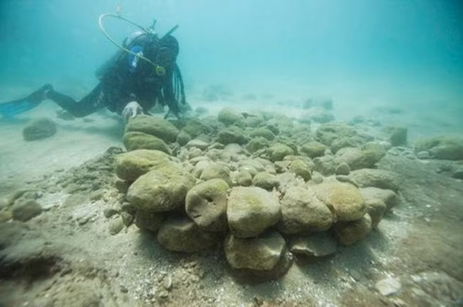 4. Atlit-Yam, Israel Atlit-Yam bao gồm các khu dân cư hình thành dọc bờ biển Carmel từ thời kỳ đồ đá mới (cách đây 7.550 đến 8.000 năm). Một trận sóng thần do núi lửa phun trào gây ra đã phá hủy toàn bộ thành phố, nhưng ngày nay du khách vẫn có thể thấy dấu tích móng của các ngôi nhà, đường và giếng nước. Khoảng 65 bộ hài cốt của người lớn và trẻ em cũng được tìm thấy tại địa điểm này.