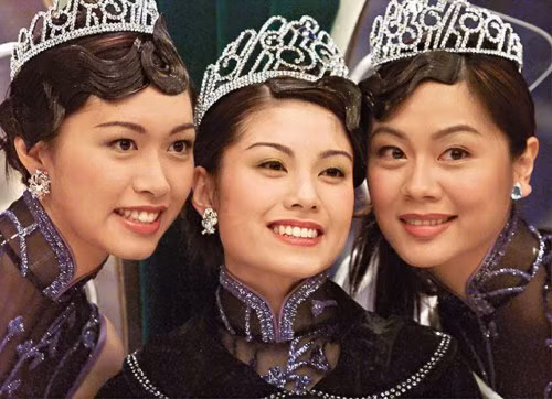3. Liêu Bích Nhi - 38 tuổi Người đẹp sinh năm 1979 được biết đến như một diễn viên, ca sĩ kiêm người mẫu thương mại đình đám một thời ở Hồng Kông. Cô từng giành danh hiệu Hoa hậu Hoa kiều ở Vancouver năm 2000 và Hoa hậu người Hoa quốc tế năm 2001. Sau hơn 15 năm đăng quang, Liêu Bích Nhi vẫn loay hoay tìm cho mình một lối đi trong sự nghiệp và tình yêu. Cô từng được đài TVB lăng-xê tích cực, giao nhiều vai diễn hay nhưng không mấy ghi dấu ấn. Có đoạn thời gian ngắn, hoa hậu được ưu ái gọi là "đả nữ" màn ảnh nhỏ. Sau này, cô rời TVB sang Trung Quốc đại lục để phát triển, nhưng cũng không hơn là mấy.