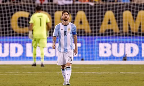 Buc thu dam nuoc mat nguoi ham mo gui tang Messi