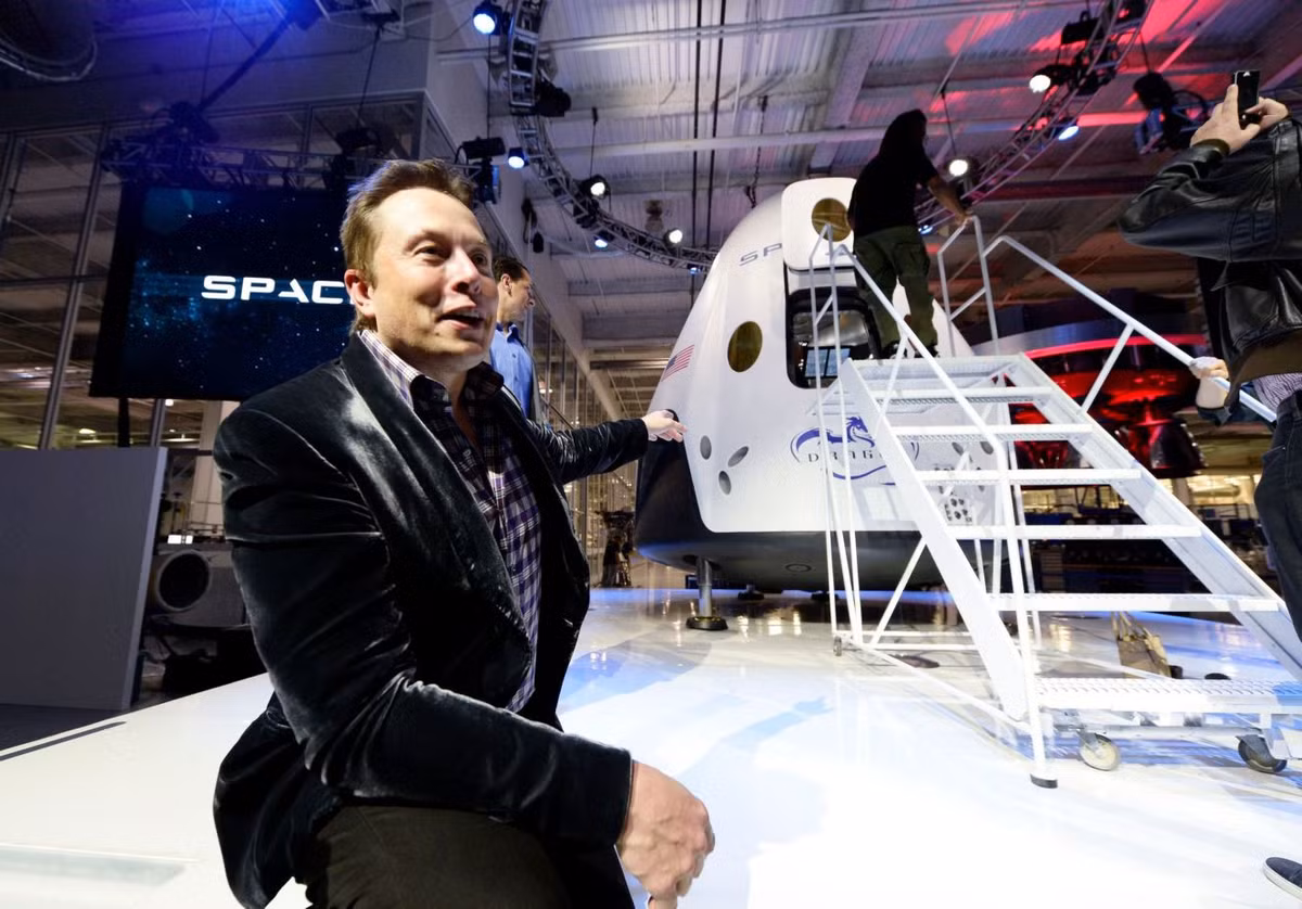 9. SpaceX Ngành kinh doanh: Công nghệ vũ trụ Giá trị: 12 tỷ USD Năm ra đời: 2002 Quốc gia: Mỹ SpaceX là dự án startup hàng không vũ trụ đầy tham vọng của tỷ phú thiên tài Elon Musk. Cả hai dòng sản phẩm của công ty này đều đang thường xuyên đưa hàng lên quỹ đạo Trái Đất.
