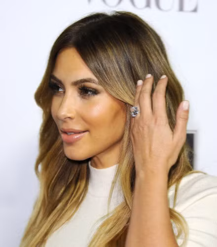Kanye West đã khiến Kim Kardashian đổ gục khi cầu hôn cô bằng chiếc nhẫn kim cương 15 carat trị giá 8 triệu USD.