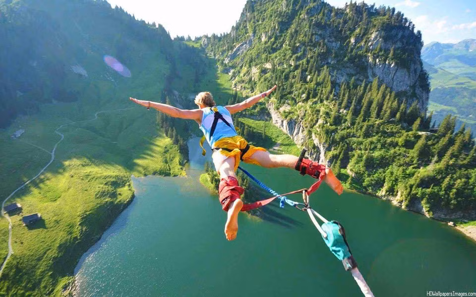 Nhảy Bungee: Người chơi đứng ở vị trí cao chót vót, có thể là từ một tòa nhà hay một cây cầu, được gắn đai an toàn với một sợi dây chắc chắn rồi thả mình từ trên cao xuống phía dưới. Tuy đã có đai an toàn, không ít trường hợp bị thương hay thiệt mạng do tham gia nhảy bungee. Ảnh: Linkedln.