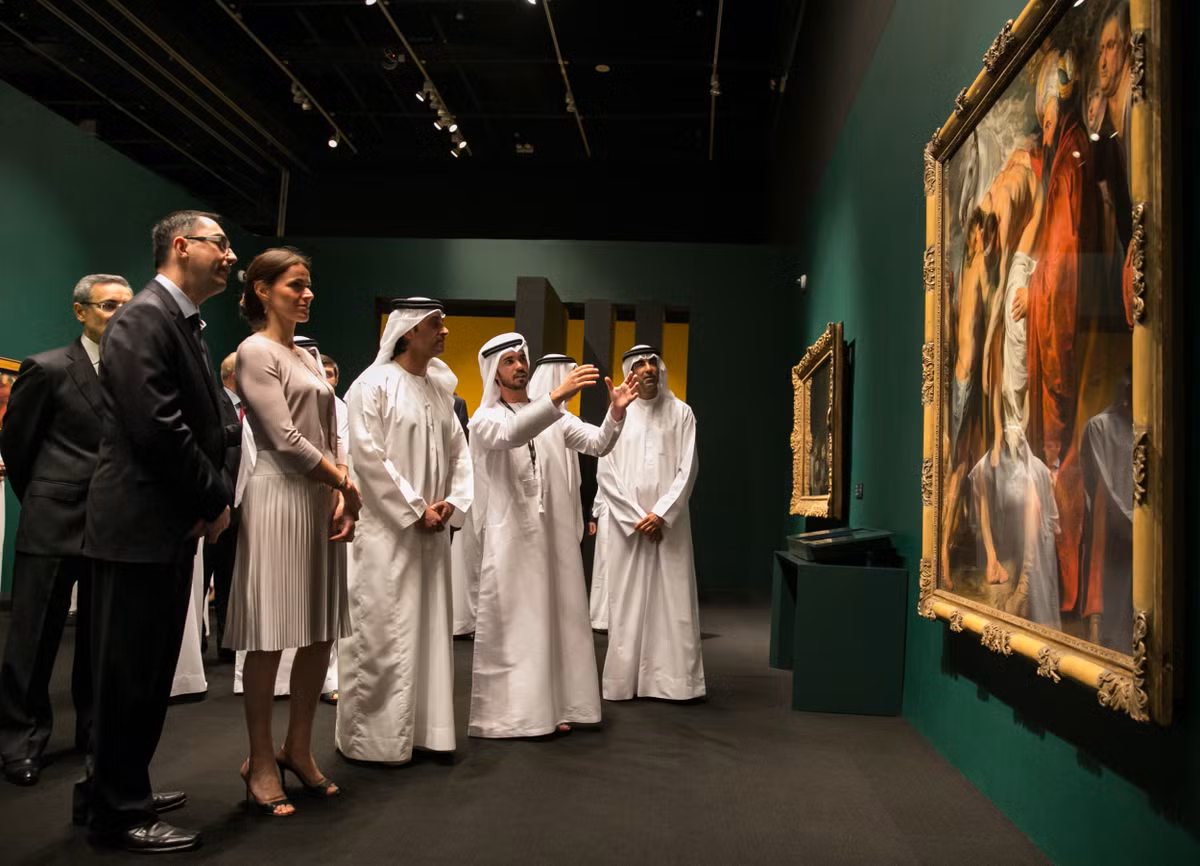 Các lãnh đạo UAE đi thăm bảo tàng.