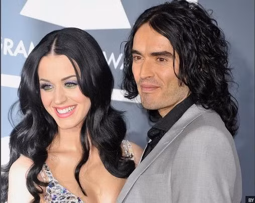 Katy Perry và Russell Brand kết hôn vào năm 2010 và cuộc hôn nhân ấy cũng chóng tàn sau 2 năm chung sống. Họ ly hôn năm 2012. Russell từng tiết lộ, “Katy là một người đặc biệt và tôi đã kết hôn. Tôi thích cuộc sống vợ chồng. Tôi thực sự nghĩ Katy là một người phụ nữ xinh đẹp và đáng yêu. Tuy nhiên, cô ấy là người có nhiều quan điểm và tôi cũng là người có nhiều quan điểm. Điều đó khiến chúng tôi căng thẳng với nhau, nhiều khi mệt mỏi vì tranh luận và rồi nó khiến chúng tôi xa nhau”.