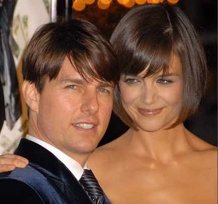 Tom Cruise và Katie Holmes nên duyên vợ chồng vào năm 2006 và có với nhau cô con gái Suri xinh đẹp. Thế nhưng, tuyên bố ly hôn vào hồi năm 2012 của họ khiến nhiều fan tiếc nuối. Lý do ly hôn được đưa ra là nam tài tử sống chết với giáo phái khoa học Scientology và anh muốn con gái gia nhập giáo phái này nhưng gặp sự phản đối của Katie.