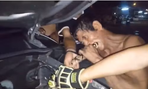 Bắt trăn “khủng” bằng cách cắn vào đuôi ở Thái Lan Bat tran “khung” bang cach can vao duoi o Thai Lan