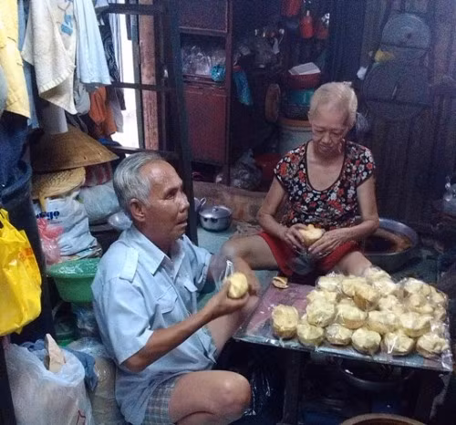 Tình yêu vượt gian khổ của ông lão mù nuôi vợ bạo bệnh Tinh yeu vuot gian kho cua ong lao mu nuoi vo bao benh