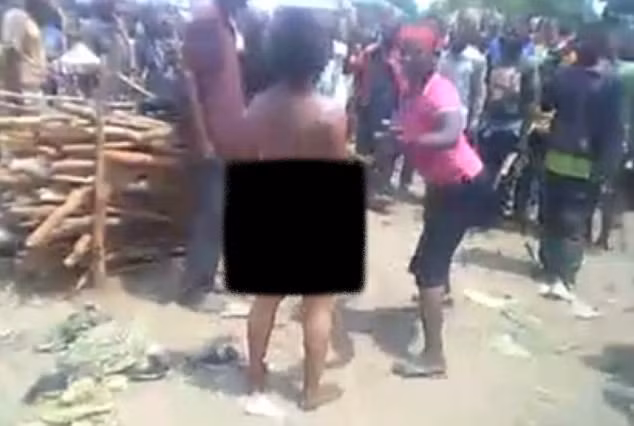 Phan no vu phu nu bi ham hiep, chat dau truoc dam dong o Congo