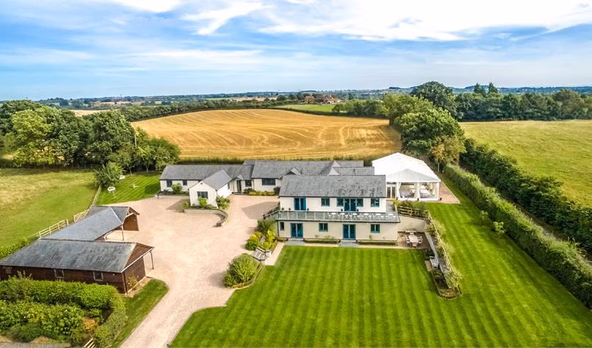 Manor Hill House, Worcester, Anh: Du khách sẽ được Jack, chú ngựa tràn đầy năng lượng của khách sạn, chào đón. Ros Hill, người quản lý các sự kiện và tiếp thị cho Manor Hill House, nói Jack tạo quan hệ với khách hàng rất tốt, và họ luôn nói lời tạm biệt với chú ngựa này trước khi rời đi. Ảnh: Hitched.
