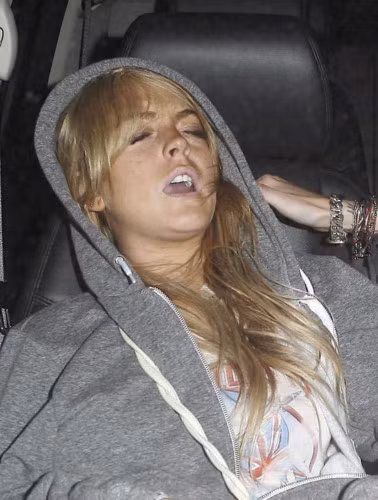 Hình ảnh Lindsay Lohan say xỉn quá đà không còn xa lạ với công chúng. Vì thói quen "xấu" này mà danh tiếng và sự nghiệp của cô bị phá hủy.