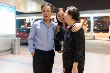 "Cha chạy xe hay bật CD của tôi nghe và tiếp thị luôn về con gái. Tôi cảm nhận được tình yêu thương vô bờ của ông đối với mình. Hiện tại, chị em tôi đã đủ lo cho cha mẹ nhưng cha vẫn muốn đi làm kiếm tiền. Tôi tôn trọng ý kiến của cha, muốn cha có một khoản riêng để ông thoải mái sử dụng và có niềm vui khi vợ con vắng nhà".