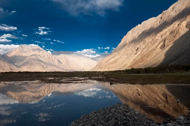 10. Thung lũng Nubra, Ấn Độ Nằm giữa sa mạc Ladakh ở miền bắc Ấn Độ, thung lũng Nubra là một trong những địa điểm bí mất nhất châu Á. Tại đây, du khách có thể chứng kiến cảnh lạc đà vận chuyển người và hàng hóa trên sa mạc. Địa điểm này cũng nằm trên con đường tơ lụa nối Trung Quốc với phương Tây.