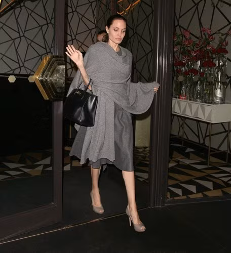 Michael Kors Collection: Một chiếc túi của Michael Kors Collection đã được nữ diễn viên Angelina kết hợp hoàn hảo với bộ váy màu xám và đôi giày cao gót cùng màu cho một đêm trong năm 2016. Những chiếc khăn choàng là hoàn hảo cho dù bạn đang đi đến bữa tối hay sân bay.