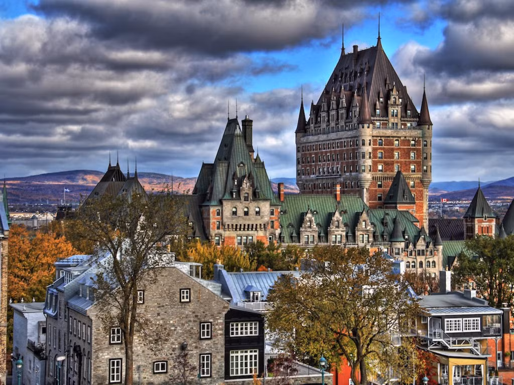 Để được nhập tịch, người đăng ký cần sống ở Canada ít nhất ba năm trong bốn năm tính từ thời điểm đăng ký. Đồng thời, họ cũng phải có tài sản ít nhất 1,2 triệu USD, có kinh nghiệm ba năm trong quy hoạch, tài chính, nhân sự hay quản lý. Ngoài ra, họ còn phải trình bày mục đích định cư ở Quebec và ký thỏa thuận đầu tư ít nhất 800.000 USD.