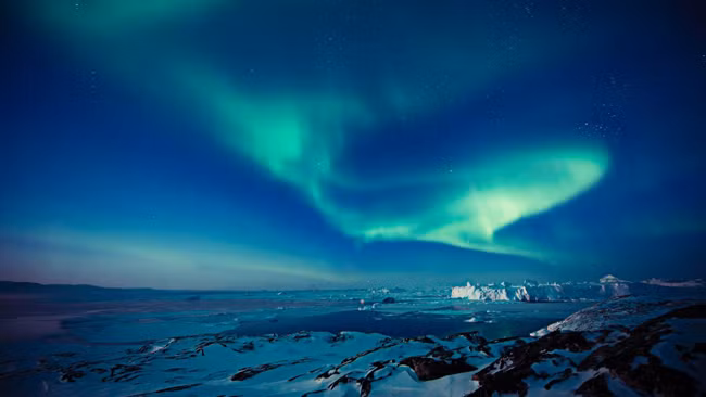 Vịnh băng Ilulissat, Greenland: Khi đi thuyền buồm hoặc thuyền kayak dọc vịnh hẹp băng hà Ilulissat, Greenland, du khách được chứng kiến tận mắt khung cảnh ngoạn mục cách mà một dòng sông băng sinh ra và lắng nghe giai điệu hoang sơ của tiếng băng đá gầm thét đổ xuống vách thung lũng nơi di sản văn hóa thế giới này.