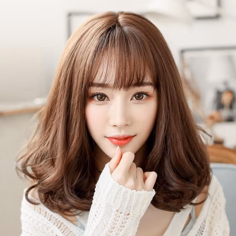 5. Xịt nước để làm phồng cấp tốc Hẳn trong túi các nàng ai ai cũng thủ cho mình một chai dầu gội khô đúng không nhỉ? Thế nhưng, sẽ ra sao trong trường hợp bạn cần đổi kiểu cấp tốc mà sản phẩm làm đẹp ấy lại không có mặt. Đừng lo, một chai nước xịt khoáng dùng cho mặt đa-zi-năng sẽ giải quyết tất cả mọi lo âu của bạn.
