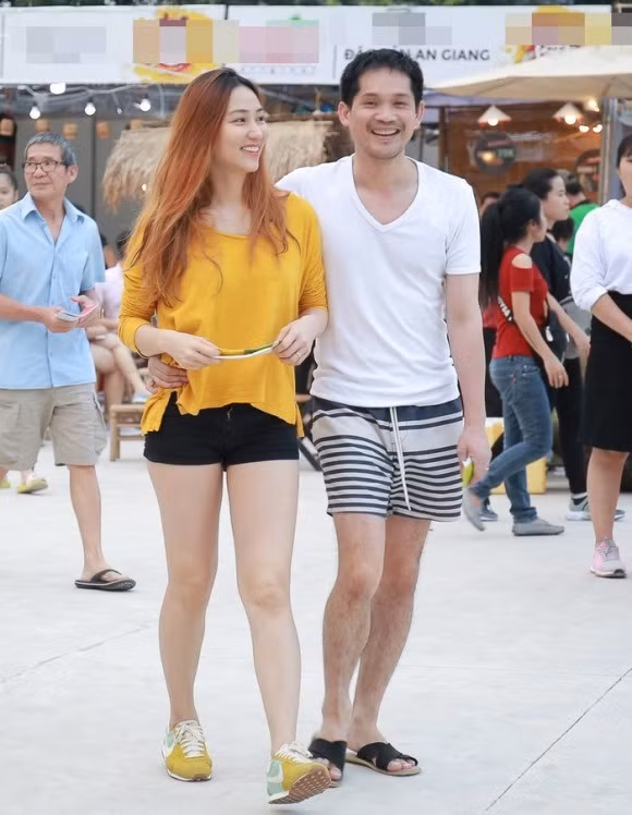 Mới đây, diễn viên Ngân Khánh và chồng đại gia cùng nhau đi dạo trong không gian một lễ hội ẩm thực tổ chức tại TP.HCM. Cả hai vợ chồng diện trang phục đơn giản, thậm chí nữ diễn còn tự tin để mặt mộc tươi cười bên cạnh "nửa kia".