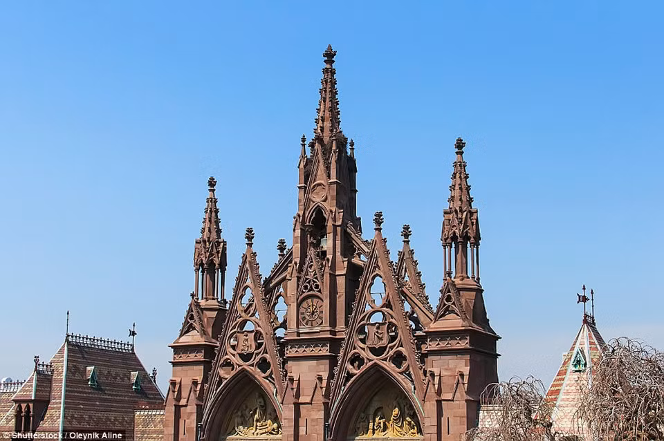 Nghĩa trang Green-Wood ở Brooklyn, New York mỗi năm thu hút hàng trăm nghìn lượt du khách ghé thăm. Bên cạnh đó, nghĩa trang còn trở thành nguồn cảm hứng cho việc tạo ra công viên Central Park ở Manhattan.