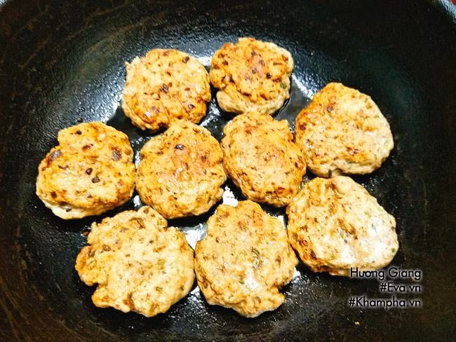 Bước 7: Đặt chảo lên bếp cho khoảng vài thìa dầu ăn, khi dầu nóng, xếp chả cá cho vào chiên tới khi 2 mặt miếng chả chín vàng là gắp ra đĩa để thưởng thức.