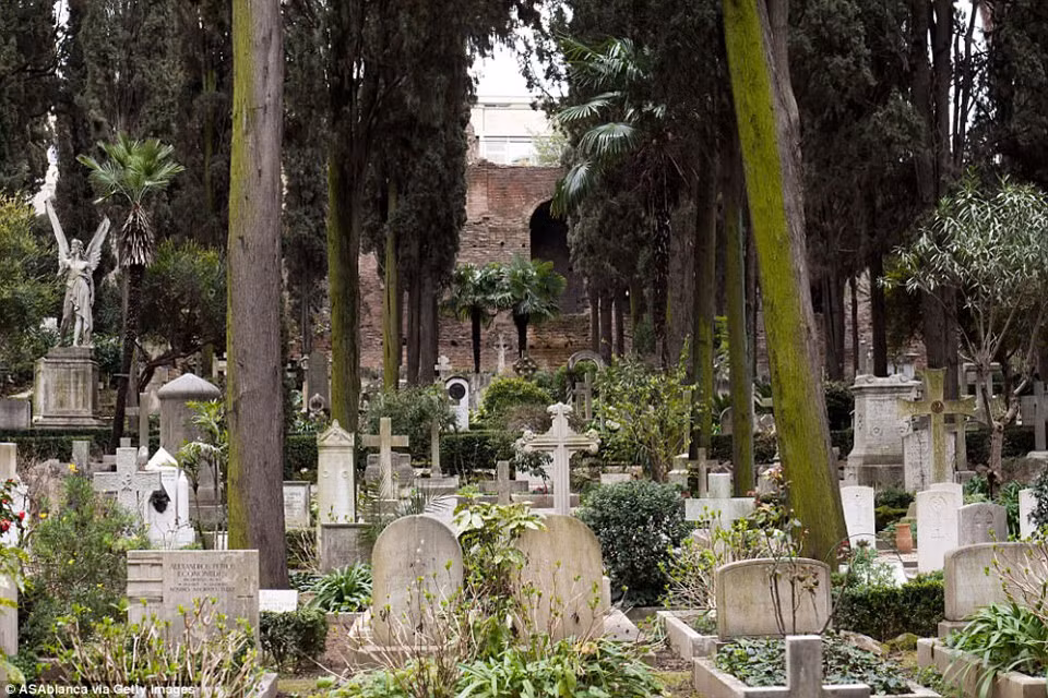 Nghĩa trang Protestant ở Roma, Italy, là nơi an nghỉ cuối cùng của 2 nhà thơ nổi tiếng người Anh là John Keats và Percy Bysshe Shelley.